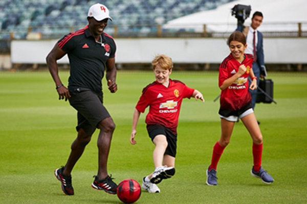 Manchester United open training session to raise money for charity